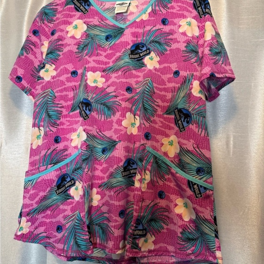 Jurassic World Dominion Pink Peacock Feather Floral Scrub Top V-Neck Size L‎